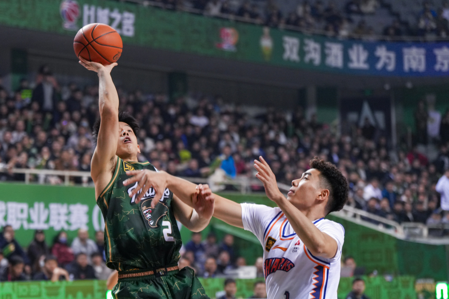 包含上海队在激烈角逐中取得优势，成功跻身前四的词条