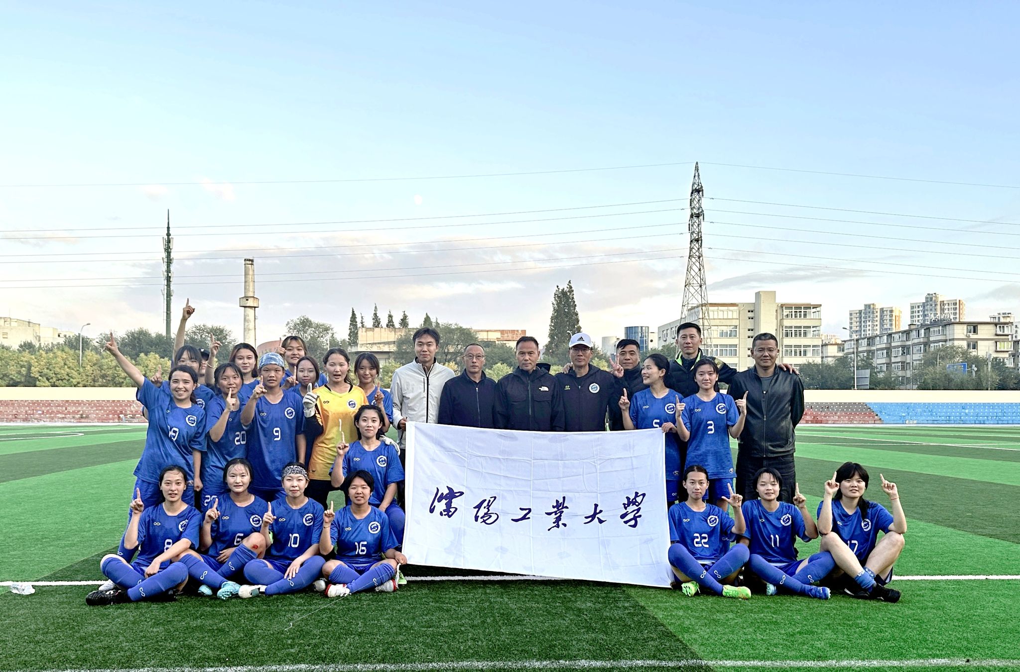 关于足球女神亮相赛场，引领球队获得胜利的信息