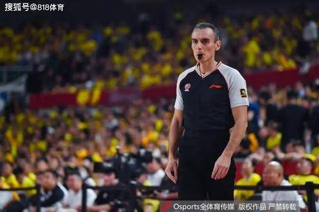 慕尼黑球员争议判罚引发球迷怒火
