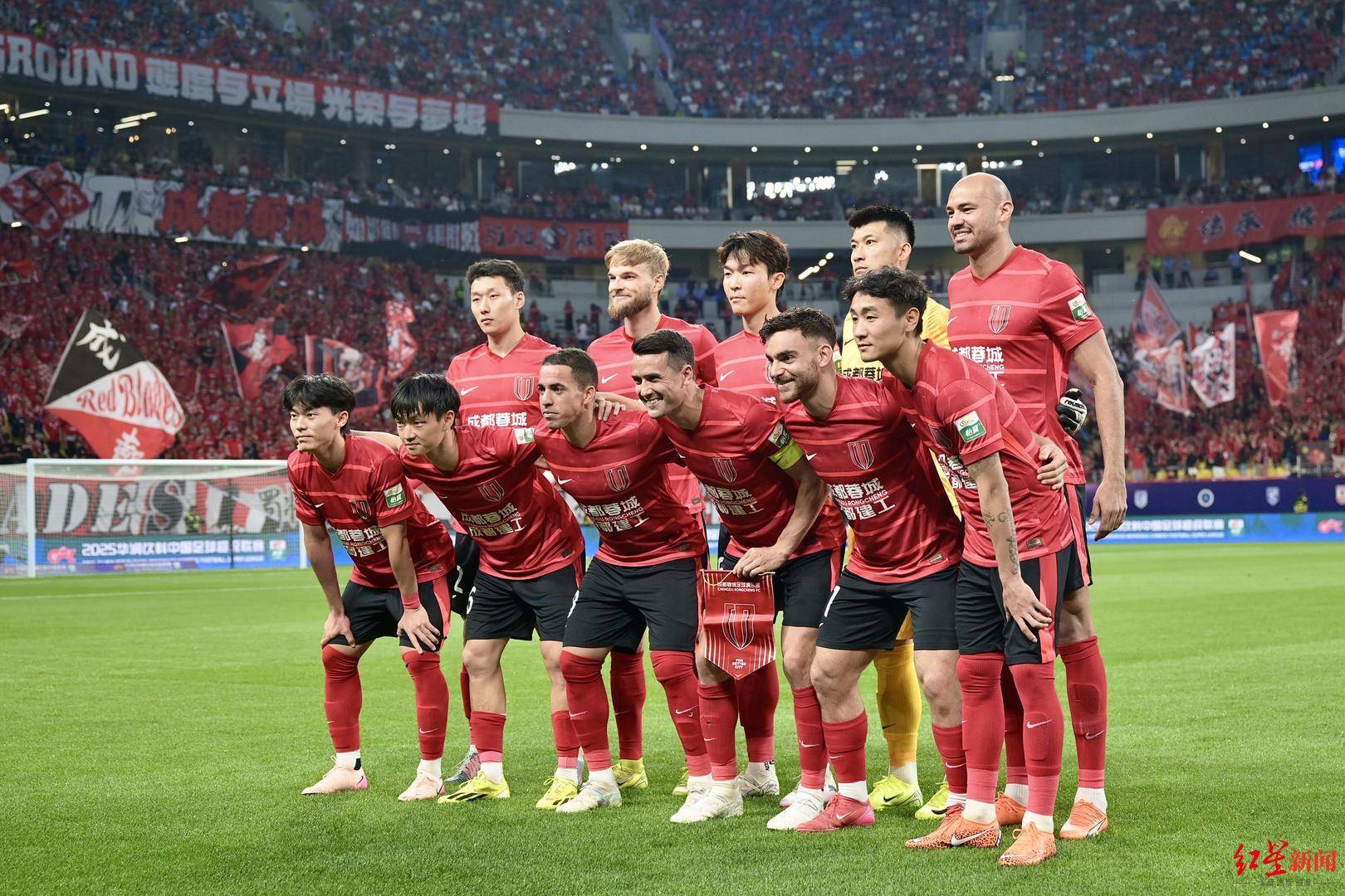 包含燃情足球盛宴继续上演，球迷热情过载的词条