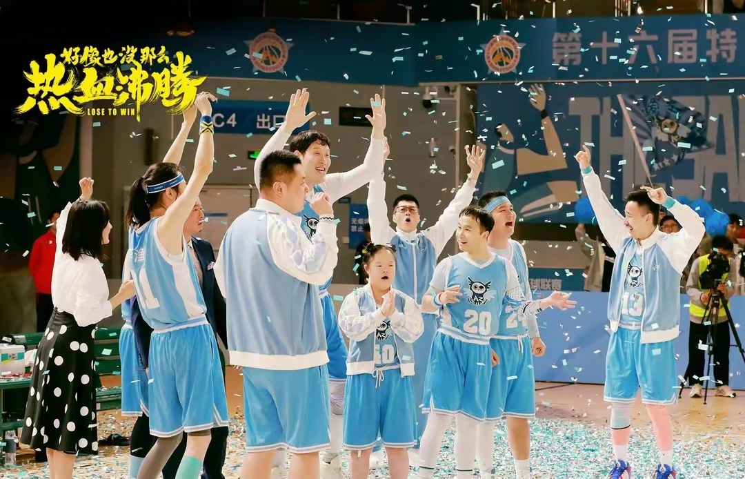 热血男儿豪情满怀，球场上演引人入胜的对决的简单介绍