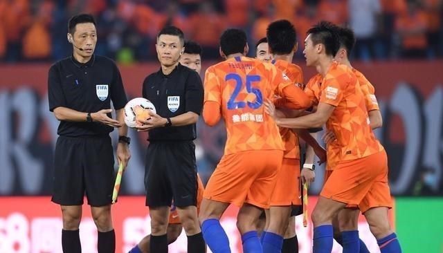 山东鲁能遭遇不利，连续两场失利后排名下滑